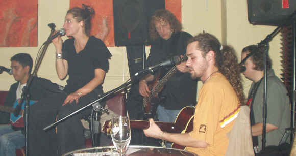 "Shkoun Hadouma"  (en Arabe:"Qui c'est ceux-la") en Concert le samedi 25 septembre 2004  l'OSmOZ' CAFE (bar culturel) 36 rue de Sambre et Meuse 75010 Paris - Photos Concerts Groupes Vinyleticketomania