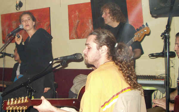 "Shkoun Hadouma"  (en Arabe:"Qui c'est ceux-la") en Concert le samedi 25 septembre 2004  l'OSmOZ' CAFE (bar culturel) 36 rue de Sambre et Meuse 75010 Paris - Photos Concerts Groupes Vinyleticketomania