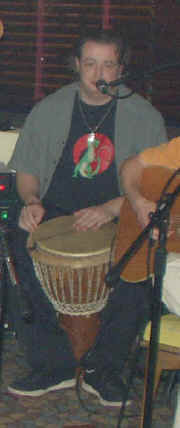 Arnaud (batteur percus) au Djembe pour la circonstance... ------ "Shkoun Hadouma"  (en Arabe:"Qui c'est ceux-la") en Concert le samedi 25 septembre 2004  l'OSmOZ' CAFE (bar culturel) 36 rue de Sambre et Meuse 75010 Paris - Photos Concerts Groupes Vinyleticketomania