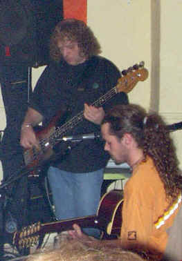 Laurent (basse) et Paco (chant guitare) -------- "Shkoun Hadouma"  (en Arabe:"Qui c'est ceux-la") en Concert le samedi 25 septembre 2004  l'OSmOZ' CAFE (bar culturel) 36 rue de Sambre et Meuse 75010 Paris - Photos Concerts Groupes Vinyleticketomania