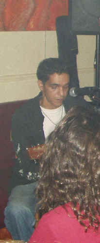 Mamen (compositions guitare chant) -------- "Shkoun Hadouma"  (en Arabe:"Qui c'est ceux-la") en Concert le samedi 25 septembre 2004  l'OSmOZ' CAFE (bar culturel) 36 rue de Sambre et Meuse 75010 Paris - Photos Concerts Groupes Vinyleticketomania